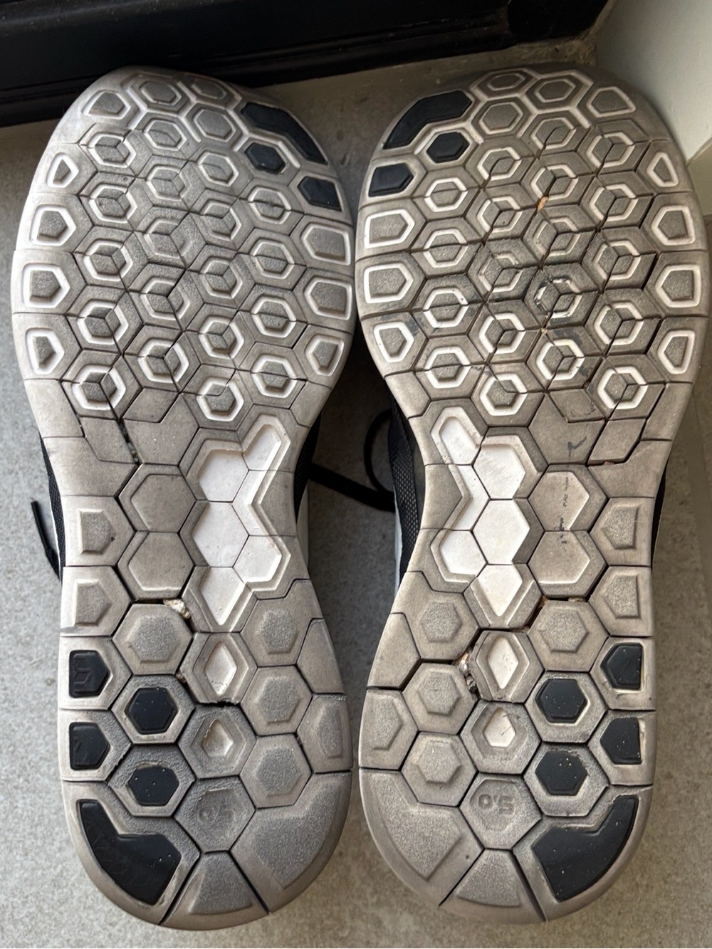 Nike Women’s Free 5.0 Running Training Walking Shoes Size 12 in Black/White - Picture 9 of 9